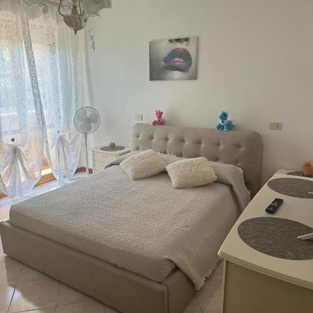 Bellissima Stanza Con Parcheggio Gratuito Apartment Чинкуале Екстериор снимка