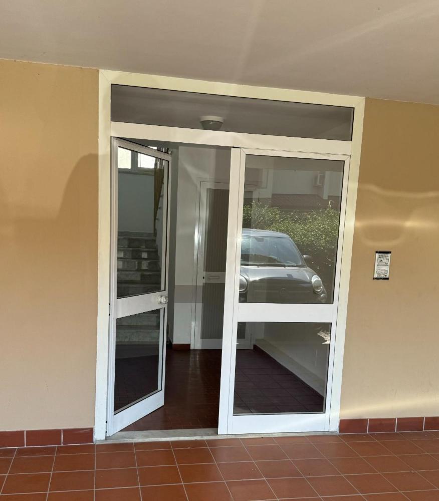 Bellissima Stanza Con Parcheggio Gratuito Apartment Чинкуале Екстериор снимка
