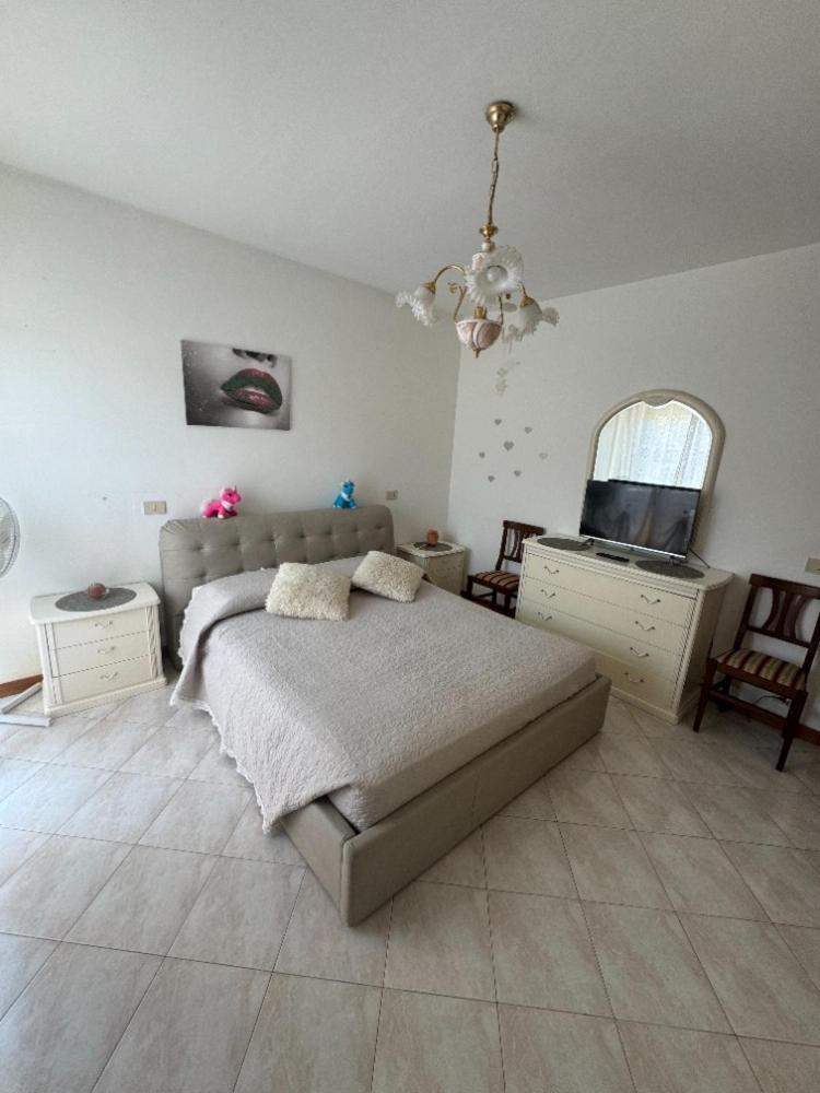 Bellissima Stanza Con Parcheggio Gratuito Apartment Чинкуале Екстериор снимка